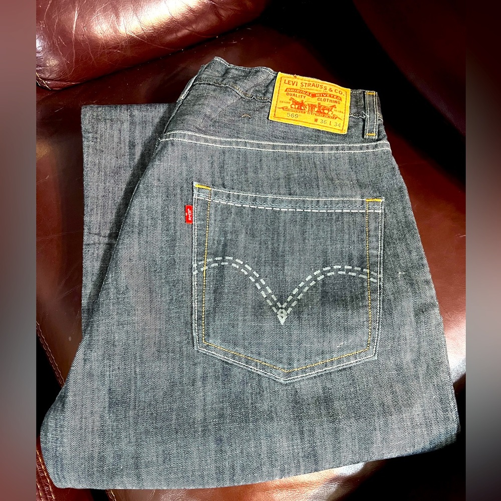 Levi’s men’s 36/34 wide loose fit jeans style 569